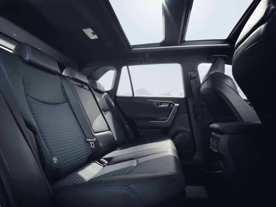 Интерьер Toyota RAV4 Hybrid Style 2019 года  (WW) (фото 20 из 40)